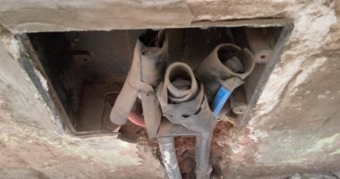 سيبها علينا.. قارىء يشكو من كابل كهرباء مكشوف بحدائق القبة ويحذر من وقوع كارثة