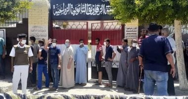 صور.. توافد العاملين بالمديريات الخدمية والناخبين على لجان الشرقية