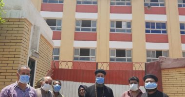 كاهن كنيسة بأبوكبير فى الشرقية يدلى بصوته بانتخابات الشيوخ.. صور