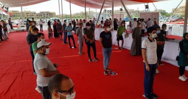 صور.. احتشاد المواطنين أمام لجنة بالتجمع للإدلاء بأصواتهم فى انتخابات الشيوخ