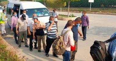 عمال مصانع بنى سويف يتوافدون على اللجان للإدلاء بأصواتهم.. صور