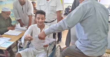 طالب جامعى بقنا يدلي بصوته في انتخابات مجلس الشيوخ بقدم مكسور.. صور