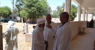 تطبيق الإجراءات الوقائية داخل لجان القرى بانتخابات الشيوخ بأسوان.. صور