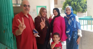 صور.. أول مأذونة بمصر تصطحب أسرتها للتصويت في انتخابات الشيوخ
