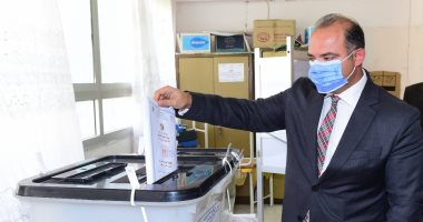 رئيس البورصة يدلى بصوته بانتخابات الشيوخ بلجنة القاهرة التجريبية بالتجمع