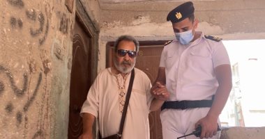صور.. أمن القاهرة يلبى استغاثة كفيف وينقله للجنته الانتخابية