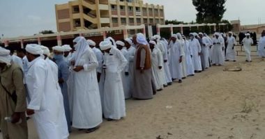السيناوية يواصلون توافدهم على اللجان.. كبار السن فى مقدمة الصفوف للإدلاء بصوتهم.. صور