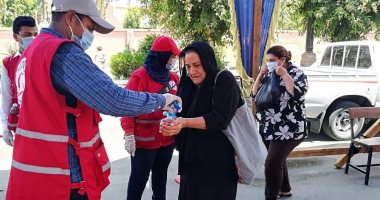 صور.. سيدات العوامية فى طوابير أمام اللجان والهلال الأحمر يعقم الناخبين لمكافحة العدوى 