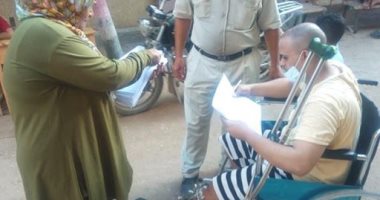 قارئ يشارك بصور مواطن على كرسى متحرك يدلى بصوته بانتخابات الشيوخ فى الشرقية