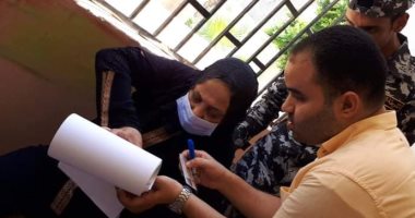 مسئولو أحد لجان الإسكندرية يسهلون على مسنة الإدلاء بصوتها فى الانتخابات