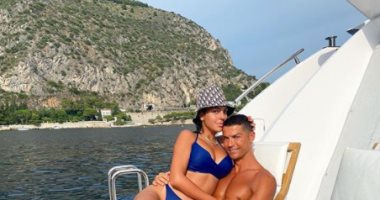 كريستيانو رونالدو يحتضن صديقته جورجينا في أحدث ظهور لهما وسط البحر.. صورة