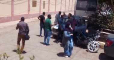 "مياه الشرب" بأسوان توفر أتوبيسات لمساعدة العاملين للإدلاء بأصواتهم.. صور