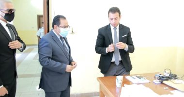رئيس الجهاز المركزى للتنظيم والإدارة يدلى بصوته فى انتخابات الشيوخ 
