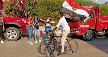 دراجات تحمل أعلام مصر تحفز المواطنين للتصويت فى انتخابات الشيوخ بزايد..صور 