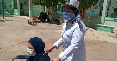 الشرطة النسائية بالشرقية تساعد كبار السن وذوى الاحتياجات للتصويت بالانتخابات