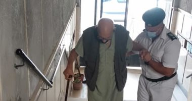 صور.. "أمن القاهرة" تلبى إستغاثة مسن مريض للتوجه للجنته الانتخابية فى النزهة