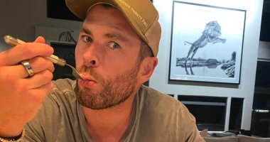هيمسوورث يتحول لموديل بعد انتهاء تصوير  Thor: Love and Thunder.. فيديو