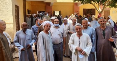 صور.. تزايد الإقبال على اللجان الانتخابية بقرى محافظة بنى سويف