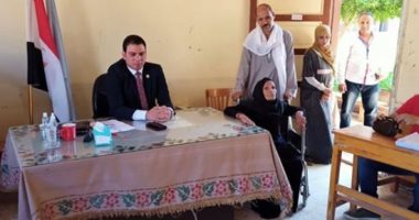 الحاجة كلثوم أكبر معمرة بأسيوط 102 عام تدلى بصوتها فى انتخابات الشيوخ