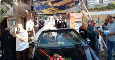 عروسان بالشرقية يشاركان فى التصويت بانتخابات مجلس الشيوخ.. صور