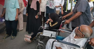 مسن من ذوى الاحتياجات يخرج من المستشفى للإدلاء بصوته بالزمالك