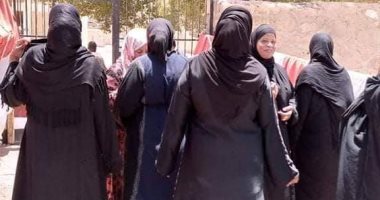 إقبال لسيدات قرى أسوان على لجان انتخابات مجلس الشيوخ.. صور