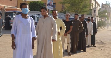 طوابير من السيدات والرجال على لجان الإدارة الصحية بإسنا فى الساعات الأخيرة 