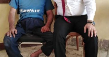 "بولا" من ذوى الاحتياجات الخاصة يحمله صديقه للإدلاء بصوته فى قنا.. صور