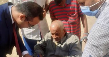 صور.. رئيس لجنة يستقبل ذوى الاحتياجات وكبار السن بكفر الشيخ