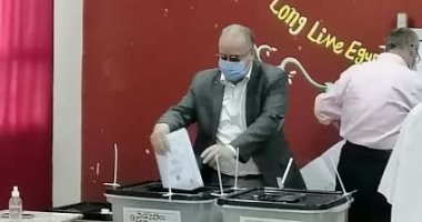 العضو المنتدب بشركة المترو يدلى بصوته بانتخابات مجلس الشيوخ بمدينة نصر.. صور