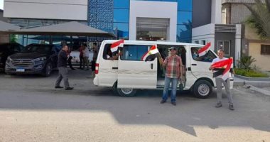 عمال الورديات بالعاشر من رمضان يتوجهون للجان الانتخابية بالأعلام.. صور