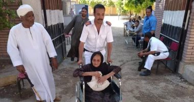 على كرسى متحرك.. معمرة تسعينية تدلى بصوتها داخل لجنة بمحافظة قنا