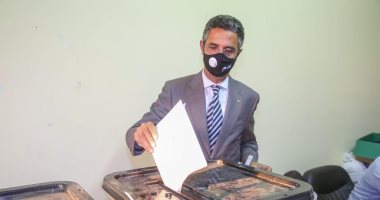رئيس البريد يُدلى بصوته في انتخابات مجلس الشيوخ بالتجمع