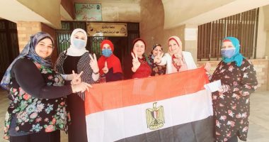 بعلامة النصر.. إقبال كبير للمرأة على لجان انتخابات الشيوخ بالشرقية.. صور