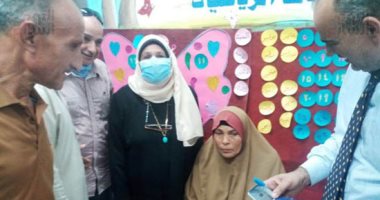 صور.. محافظ الشرقية يرسل رئيس مدينة ههيا لنقل مريضة للتصويت فى الانتخابات