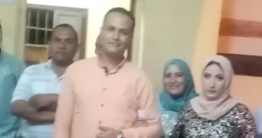 فى ليلة الحنة.. عروسان بالشرقية يدليان بصوتيهما بانتخابات الشيوخ.. صور