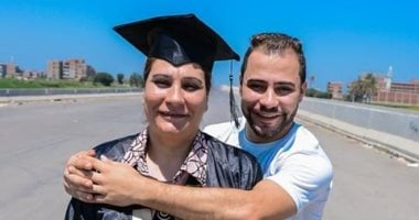 حكاية صورة.. "جرجس" يشارك بصورة والدته أثناء ارتدائها روب تخرجه