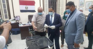 صور.. رئيس جامعة دمنهور يدلى بصوته فى لجان المغتربين لانتخابات الشيوخ 