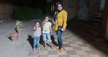 سيدة تصطحب أولاد أخيها للمشاركة بالتصويت فى انتخابات الشيوخ بالأقصر