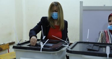 صور.. لحظة إدلاء مدير الأكاديمية الوطنية للتدريب بصوتها بانتخابات الشيوخ 2020