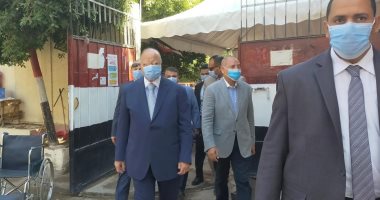صور.. محافظ القاهرة يدلى بصوته بانتخابات الشيوخ بالمعهد الأزهرى بمصر الجديدة
