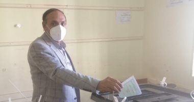 نائب رئيس اتحاد الكرة يدلى بصوته فى انتخابات مجلس الشيوخ بأسيوط