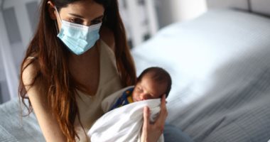 "معجزة".. الطفل جورج وُلد على أضواء الهواتف لحظة انفجار بيروت .. صور