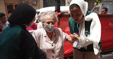  مساعدة كبار السن للتصويت فى انتخابات مجلس الشيوخ بلجان عابدين.. صورة