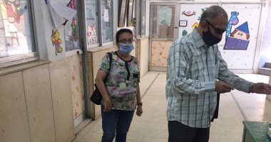 تخصيص موظف لمساعدة الناخبين فى معرفة أرقام اللجان بالعجوزة