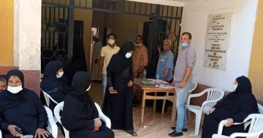 شباب الأقصر يدعمون كبار السن خلال التصويت بانتخابات مجلس الشيوخ.. صور