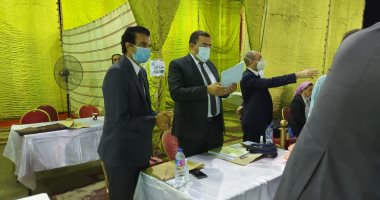 صور.. محافظ الإسكندرية يتابع فرز الأصوات بانتخابات الشيوخ من داخل اللجنة العامة