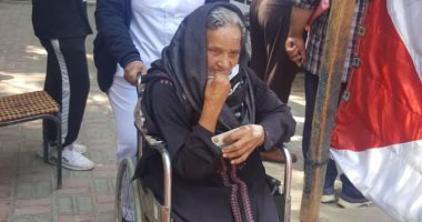 شرطية تساعد مسنة في التصويت بانتخابات الشيوخ بدار السلام.. صور 