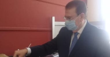 نقيب المهندسين أثناء إدلائه بصوته في انتخابات الشيوخ: خطوة لعصر ديمقراطى