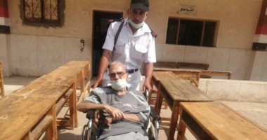 كبار السن يصوتون فى انتخابات الشيوخ ببنى سويف بالعكاز والكرسى المتحرك.. صور